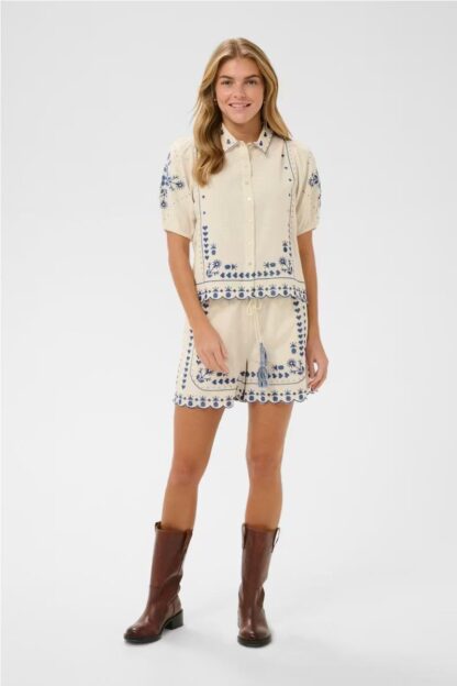 Short con bordados